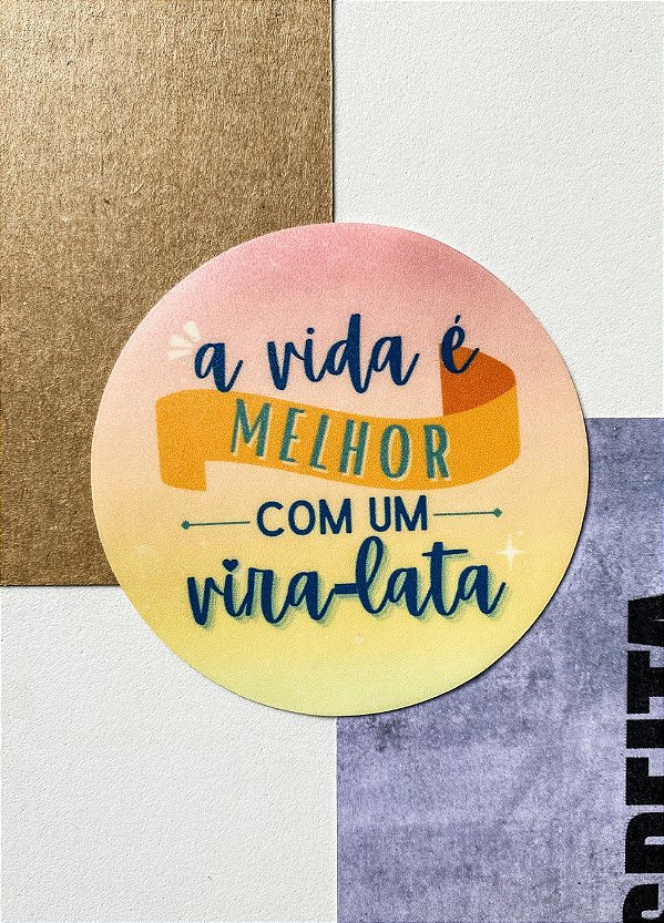 Adesivo 7cm - "A VIDA É MELHOR COM UM VIRA-LATA"