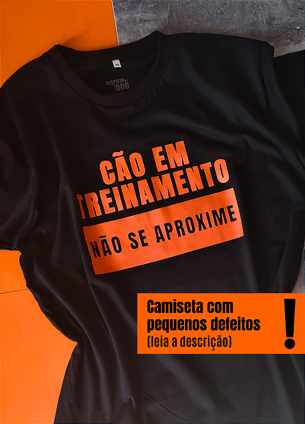 MICRO DEFEITOS - Camiseta “CÃO EM TREINAMENTO" - TAMANHO M (modelagem tradicional)
