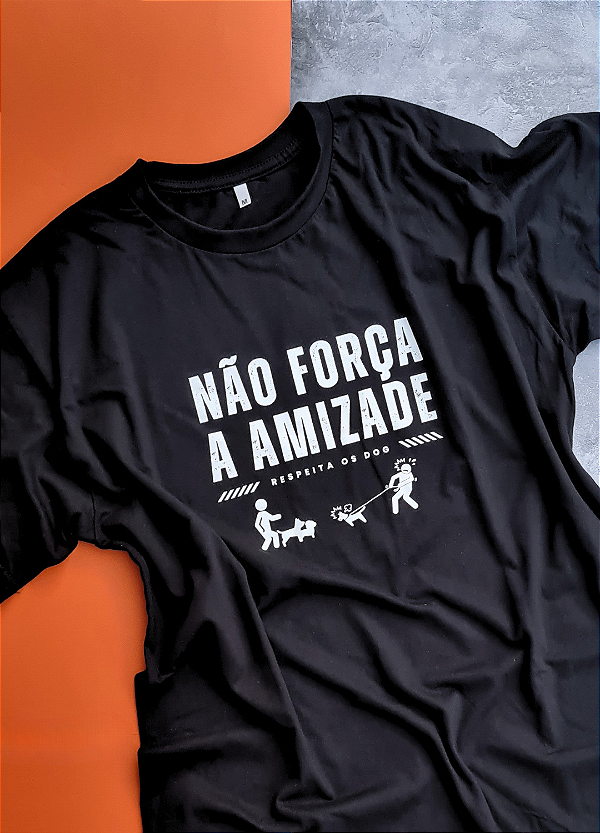 Camiseta “NÃO FORÇA A AMIZADE" (modelagem tradicional)