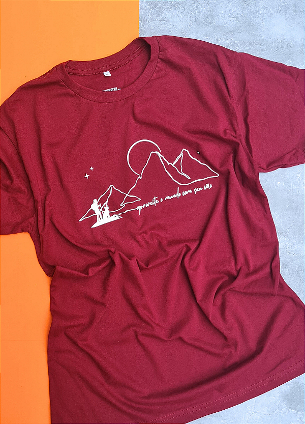 Camiseta “APROVEITE O MUNDO COM SEU CÃO" (modelagem tradicional)