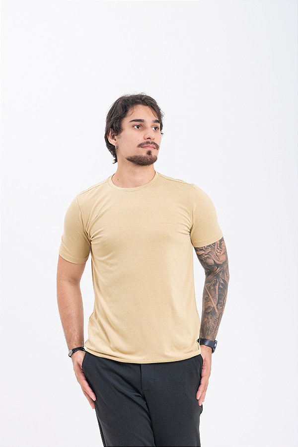 Camiseta Tech Masculina Bege Minimalista Pataloo Não Amassa
