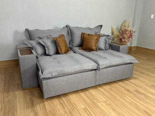 Sofá Cama Retrátil Reclinável Gabriela 2,30m – Cinza Linho/Marrom Courino