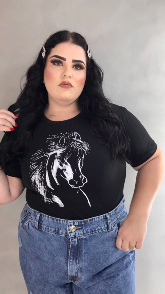 TSHIRT NO ALGODÃO PLUS SIZE CAVALO PEDRARIA - PRETO