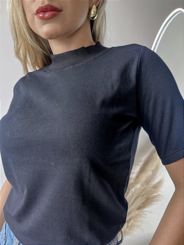 TSHIRT FEMININA BÁSICA GOLA ALTA- PRETA