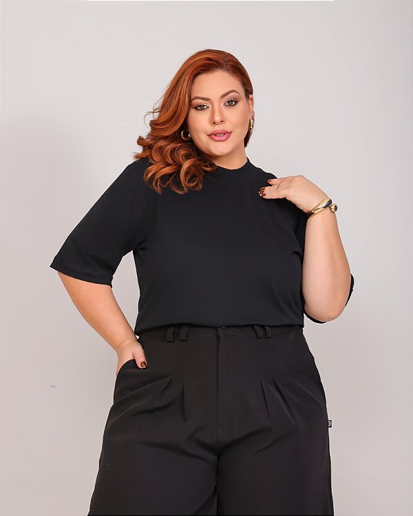 BLUSA GOLA ALTA PLUS SIZE BÁSICA - PRETA