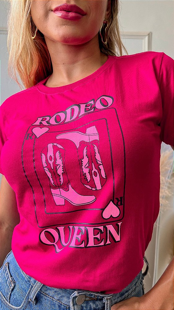 TSHIRT NO ALGODÃO GOLA NA RIBANA BOTA QUEEN RODEO- ROSA PINK