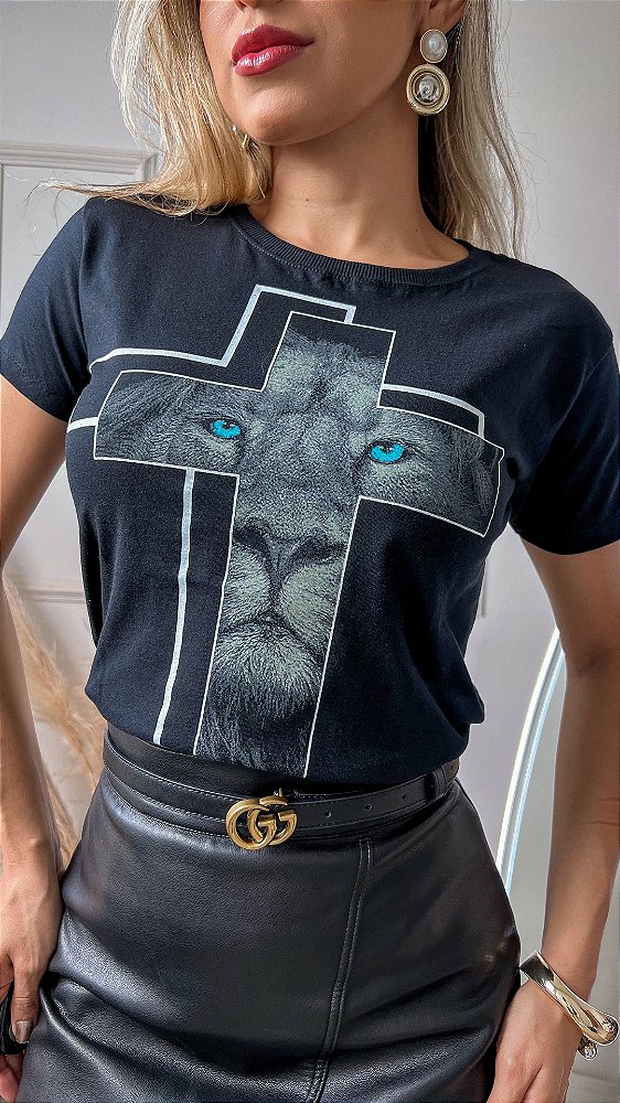 TSHIRT NO ALGODÃO GOLA NA RIBANA LEÃO CRUZ - PRETO