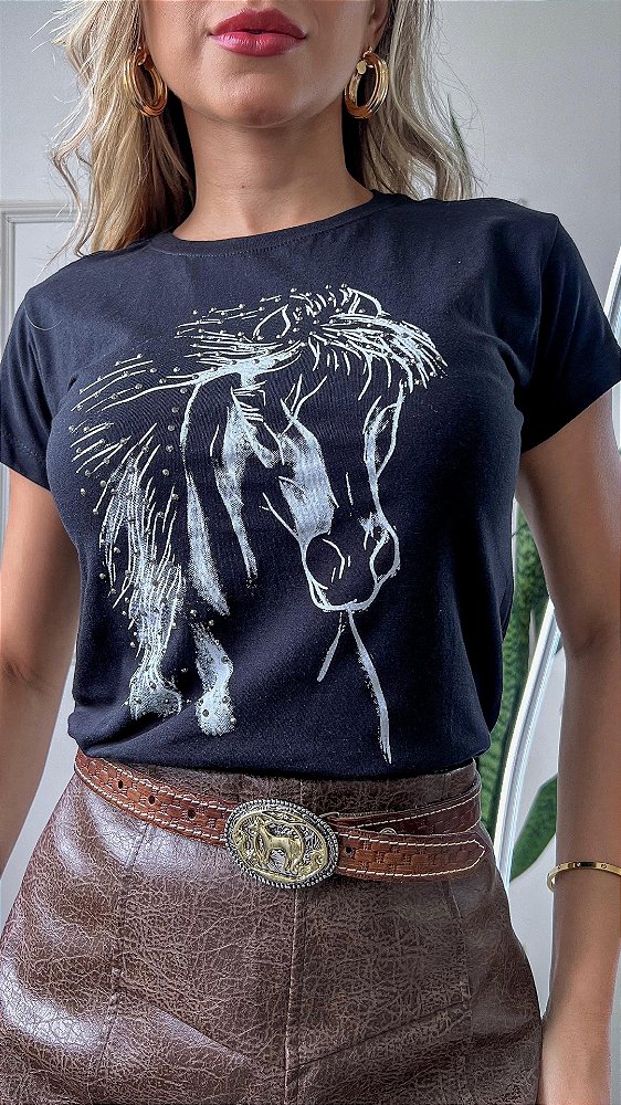 TSHIRT NO ALGODÃO GOLA NA RIBANA CAVALO HIPER REALISTA PEDRARIA - PRETO