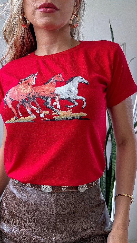 TSHIRT NO ALGODÃO GOLA NA RIBANA TRÊS CAVALOS CORRENDO - VERMELHO