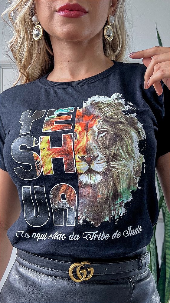 TSHIRT NO ALGODÃO GOLA NA RIBANA YESHUA EIS AQUI O LEÃO- PRETA