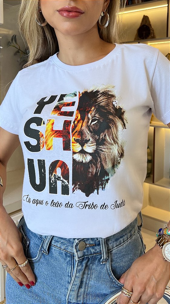 TSHIRT NO ALGODÃO GOLA NA RIBANA EIS AQUI O LEÃO DA TRIBO DE JUDÁ -BRANCA