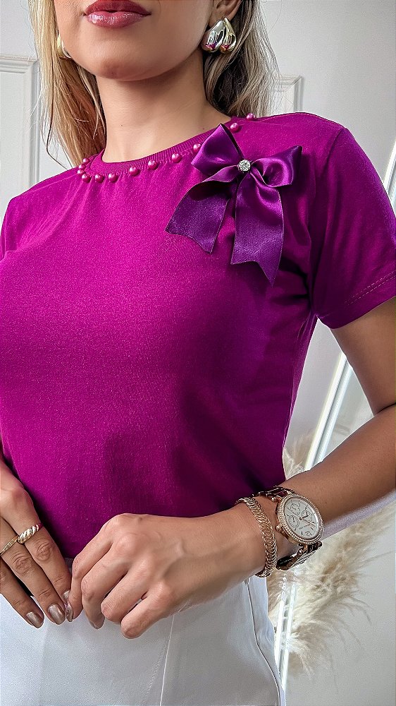 TSHIRT NO ALGODÃO GOLA NA RIBANA PÉROLAS E LAÇO - ROXO UVA
