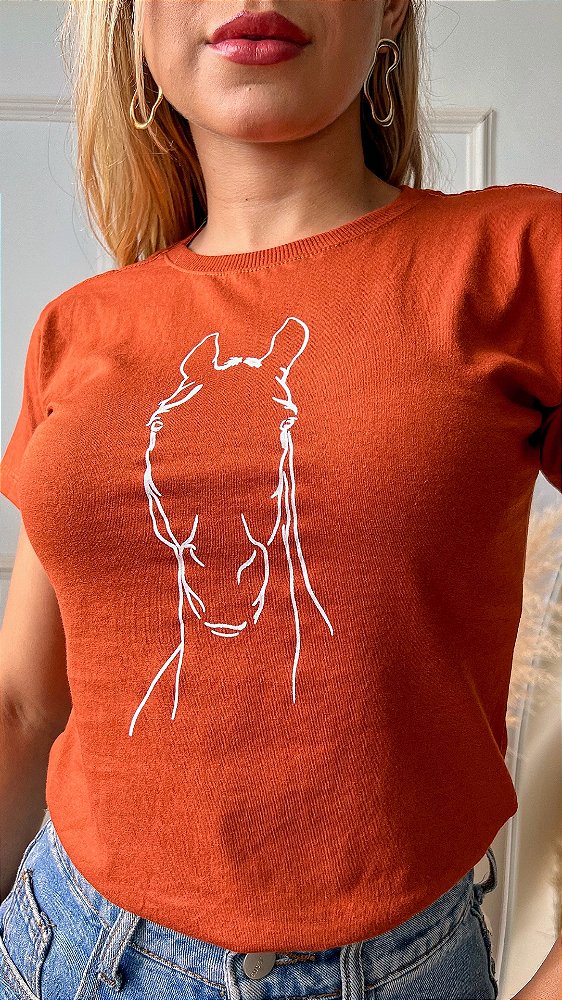 TSHIRT NO ALGODÃO GOLA NA RIBANA CAVALO RISCOS - TERRA COTA