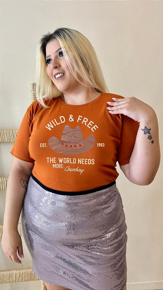 TSHIRT NO ALGODÃO PLUS SIZE CHAPÉU WILD PEDRARIA-TERRA COTA