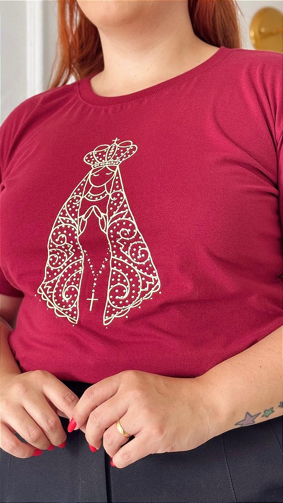 TSHIRT NO ALGODÃO PLUS SIZE NOSSA SENHORA APARECIDA PEDRARIA- MARSALA