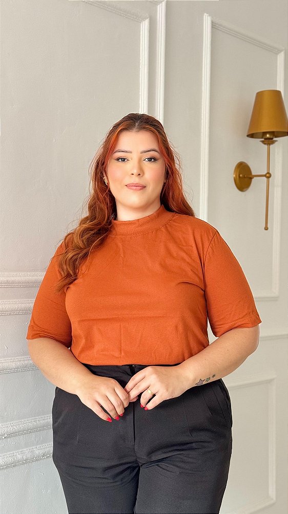 TSHIRT PLUS SIZE BÁSICA GOLA ALTA- TERRA COTA