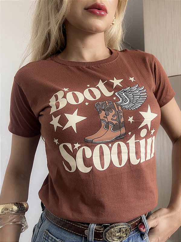 TSHIRT NO ALGODÃO GOLA NA RIBANA BOOT SCOOTIN -AVELÃ