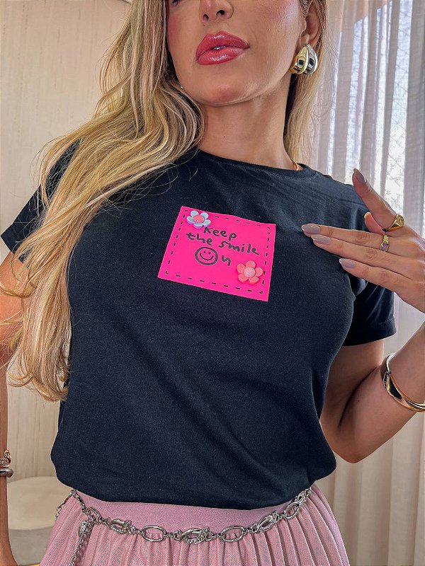 TSHIRT NO ALGODÃO GOLA NA RIBANA KEEP THE SMILE ON -PRETA