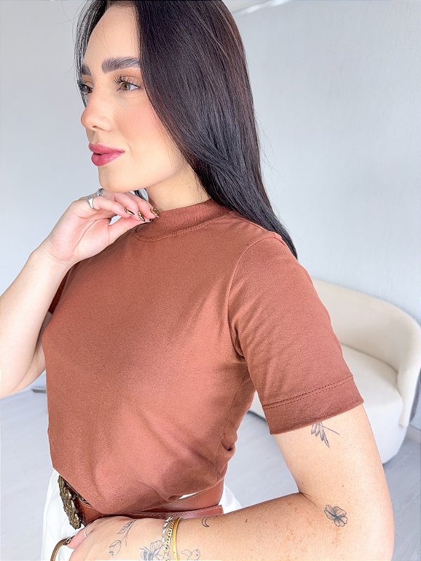 TSHIRT FEMININA BÁSICA GOLA ALTA- CACAU