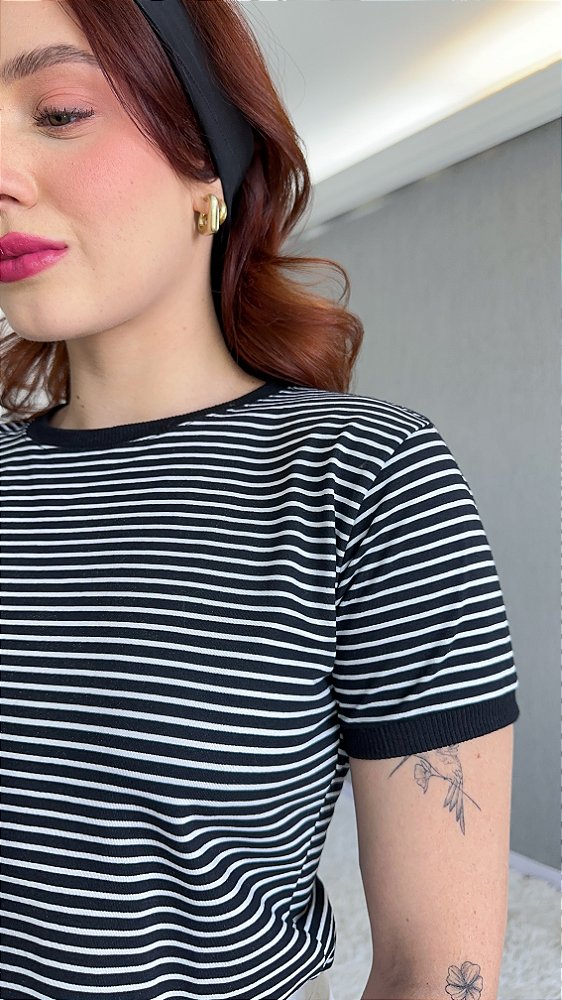 TSHIRT NO ALGODÃO GOLA NA RIBANA LISTRADA - PRETA