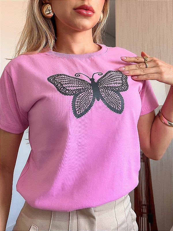 TSHIRT  NO ALGODÃO GOLA NA RIBANA BORBOLETA PEDRARIA- ROSA IORGUTE