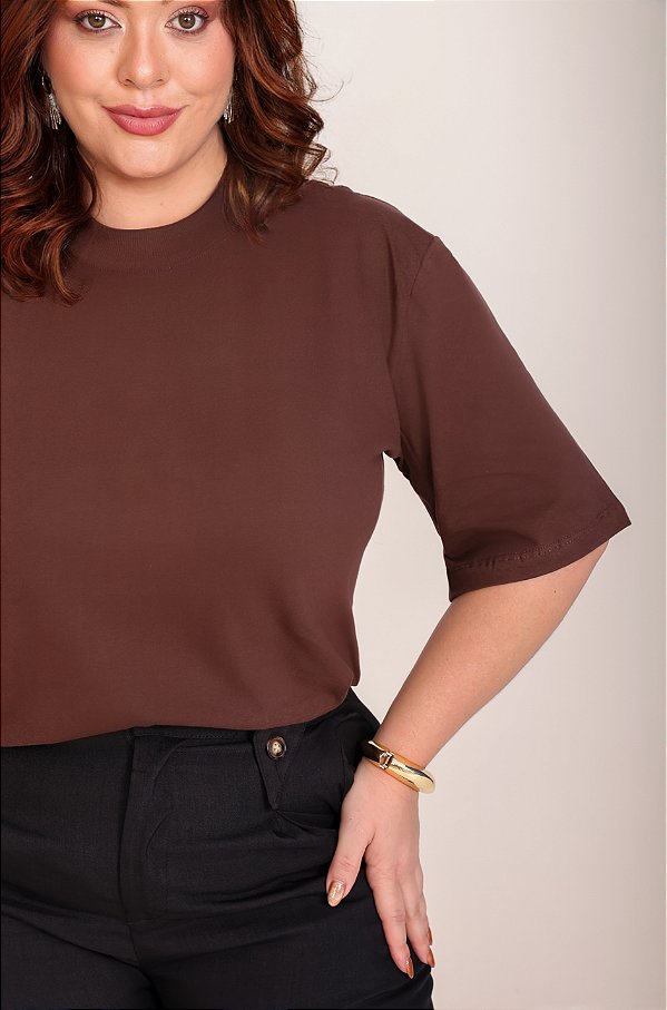 BLUSA GOLA ALTA PLUS SIZE BÁSICA - AVELÃ