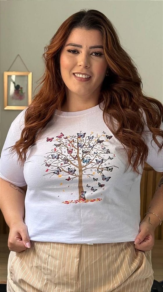 TSHIRT NO ALGODÃO PLUS SIZE ÁRVORE BORBOLETAS PEDRARIA - BRANCO