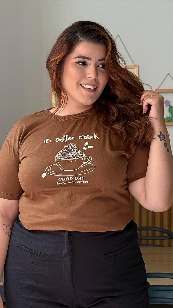TSHIRT NO ALGODÃO PLUS SIZE COFFE PEDRARIA-AVELÃ