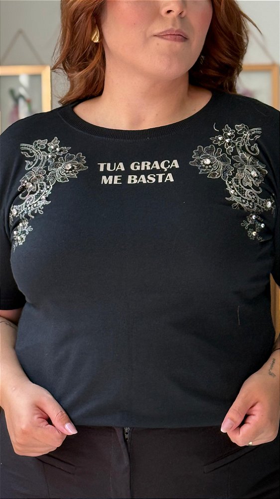 TSHIRT NO ALGODÃO PLUS SIZE TUA GRAÇA ME BASTA PONTO DE LUZ-PRETA
