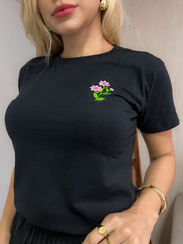 TSHIRT BORDADA MINIMALISTA NO ALGODÃO GOLA NA RIBANA FLORES - PRETA