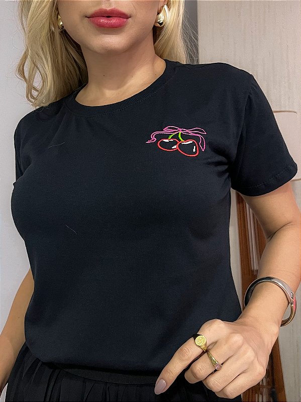 TSHIRT BORDADA MINIMALISTA NO ALGODÃO GOLA NA RIBANA CEREJA-PRETA