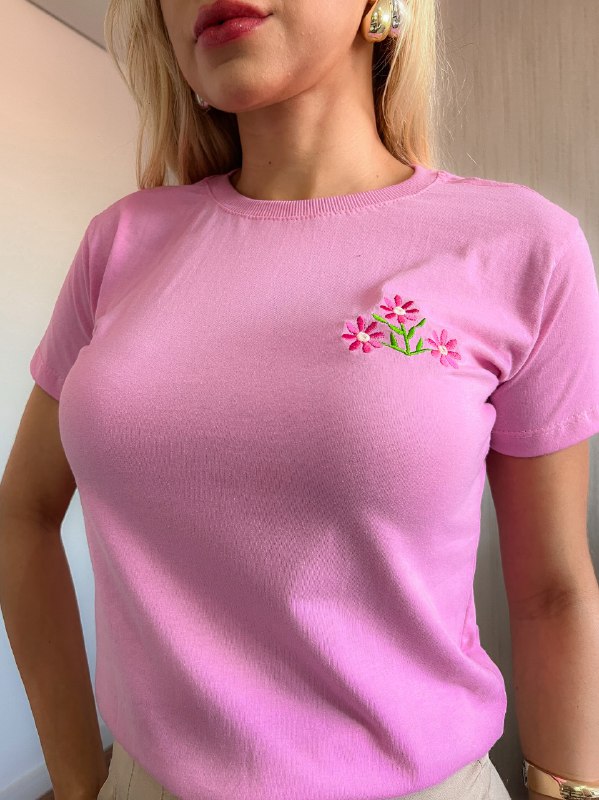 TSHIRT BORDADA MINIMALISTA NO ALGODÃO GOLA NA RIBANA FLORES GALHO-ROSA IORGUTE