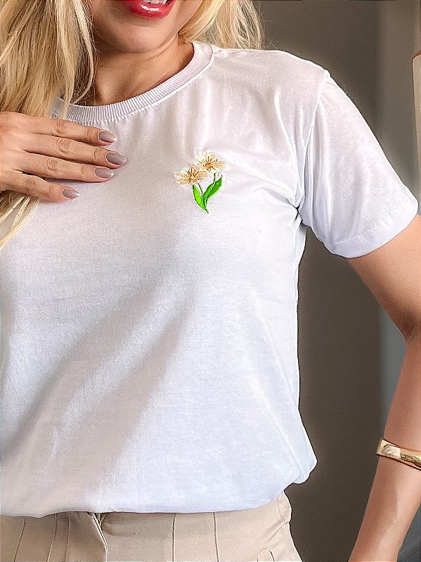 TSHIRT BORDADA MINIMALISTA NO ALGODÃO GOLA NA RIBANA FLORES -BRANCA