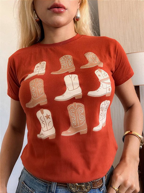 TSHIRT NO ALGODÃO GOLA NA RIBANA BOTAS -TERRA COTA