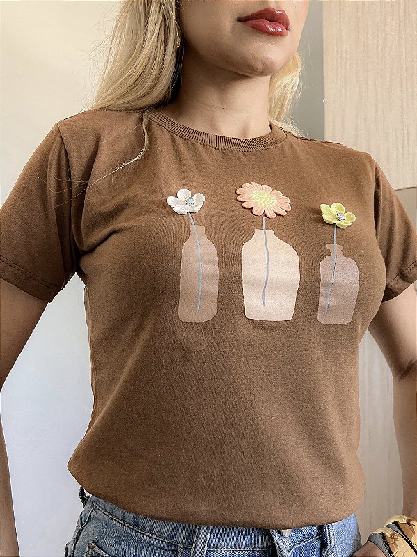TSHIRT NO ALGODÃO GOLA NA RIBANA JARRO FLORES - AVELÃ