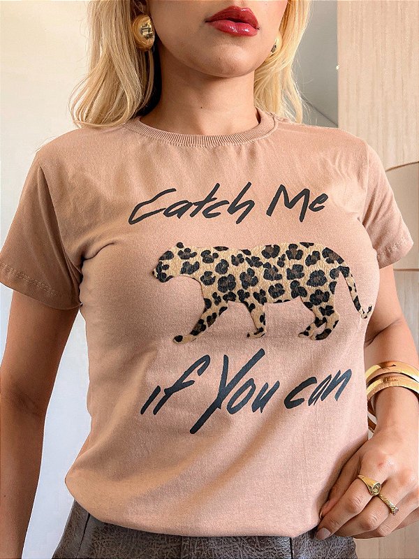 TSHIRT NO ALGODÃO GOLA NA RIBANA CACTH ME ANIMAL PRINT -NUDE