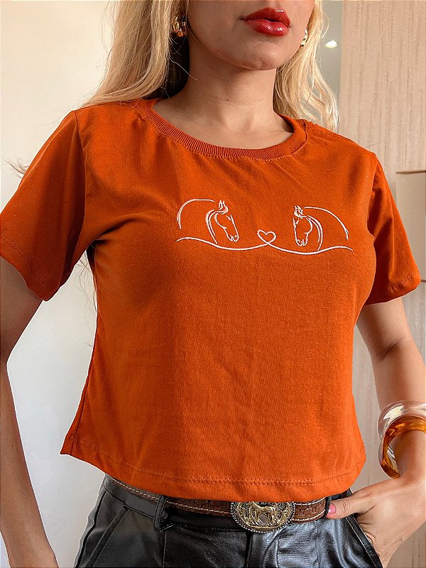 CROPPED ALGODÃO BORDADO GOLA NA RIBANA CAVALOS LOVE- TERRA COTA