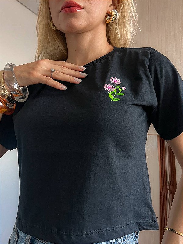 CROPPED ALGODÃO BORDADO MINIMALISTA GOLA NA RIBANA FLORES-PRETA