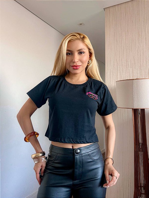 CROPPED ALGODÃO BORDADO MINIMALISTA GOLA NA RIBANA CEREJA -PRETA