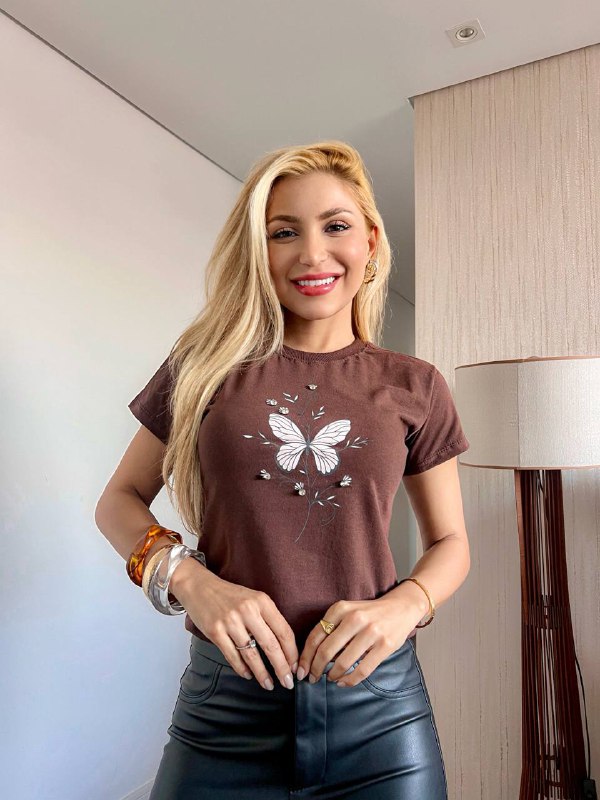 TSHIRT NO ALGODÃO GOLA NA RIBANA BORBOLETA PONTO DE LUZ-CHOCOLATE