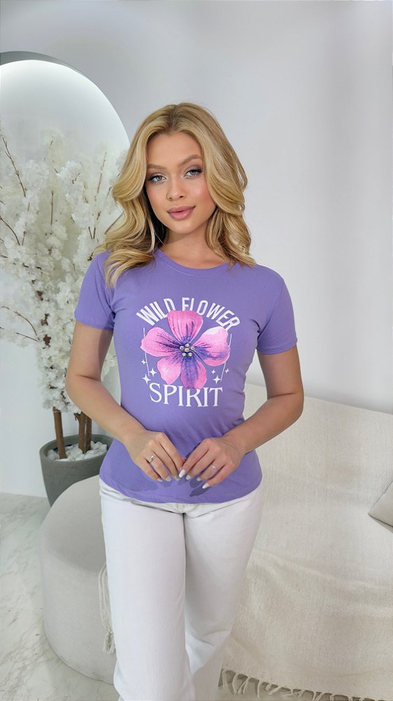 TSHIRT NO ALGODÃO GOLA NA RIBANA FLOWERS SPIRIT PÉROLAS - LÍLAS