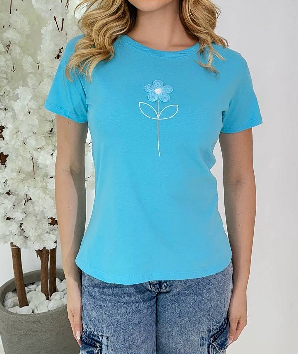 TSHIRT FEMININA FLOR BORDADA- AZUL CELESTE