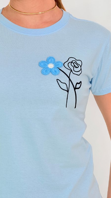 TSHIRT FLOR GALHO E FLOR BORDADA - AZUL BEBÊ