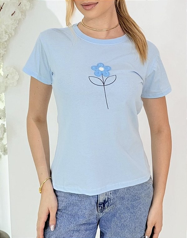 TSHIRT FEMININA FLOR BORDADA- AZUL BEBÊ