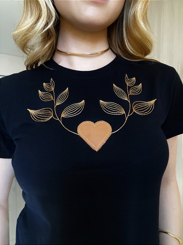 TSHIRT BORDADA GALHOS CORAÇÃO EM COURO - PRETA
