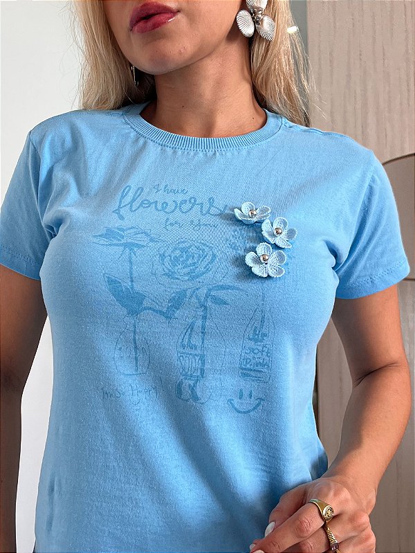 TSHIRT FLOWERS CROCHÊ E PÉROLAS - AZUL BEBÊ