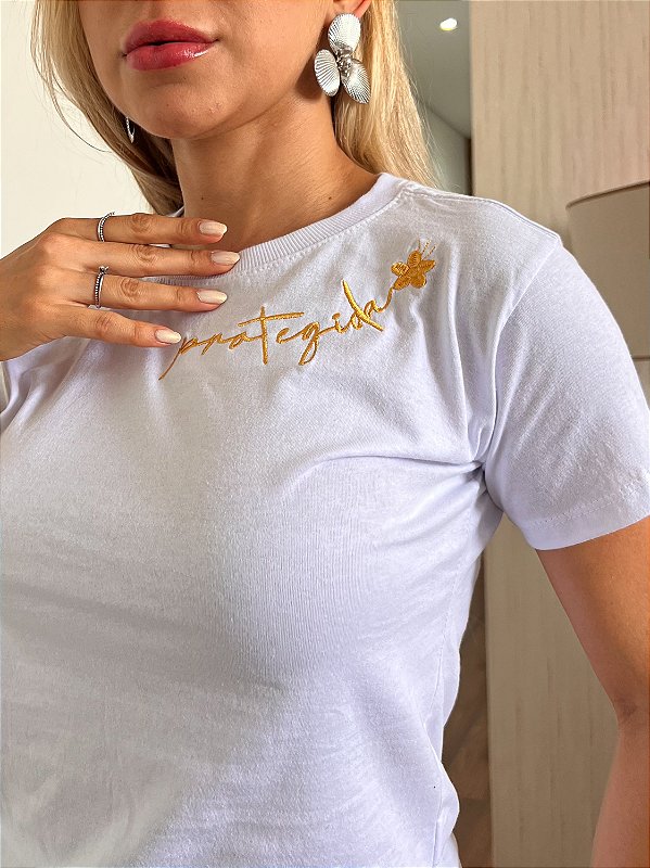 TSHIRT BORDADA PROTEGIDA - BRANCA