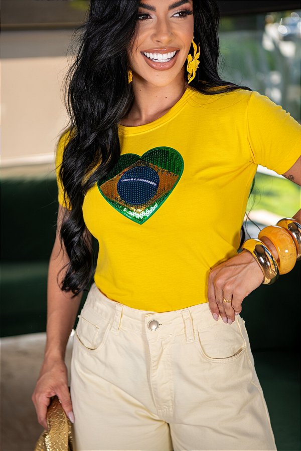 TSHIRT BRASIL CORACÃO BORDADO LANTEJOULAS - AMARELA