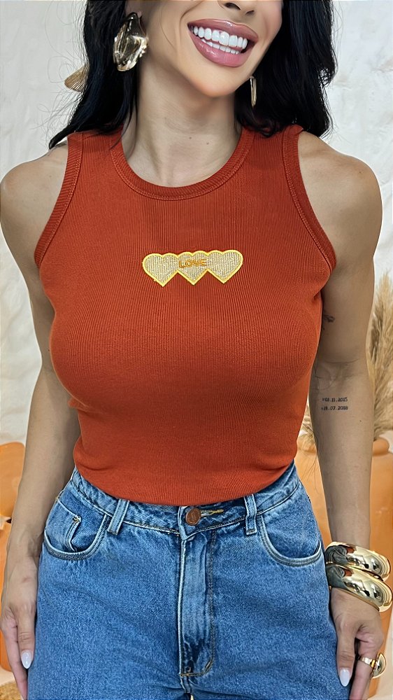 REGATA NA RIBANA BORDADA LOVE CORAÇÕES - TERRA COTA