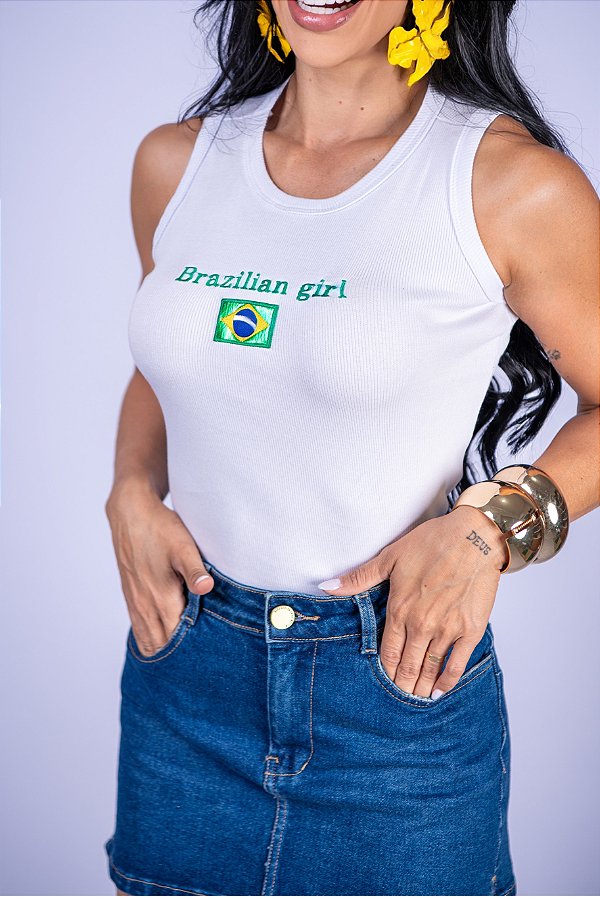 REGATA NA RIBANA BRAZILIAN GIRL BANDEIRA BORDADA 3D - BRANCA